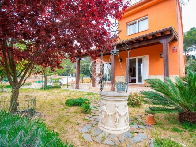 Casa en venda amb vistes a la muntanya a Santa Susanna