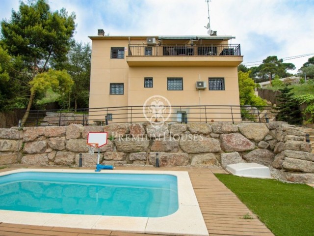 Casa en venda amb piscina, jardí i vistes a Sant Cebrià de Vallalta