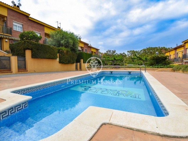 Townhouse for sale with pool and garage in Calella