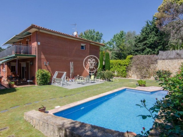Casa en venta con piscina en Sant Vicenç de Montalt