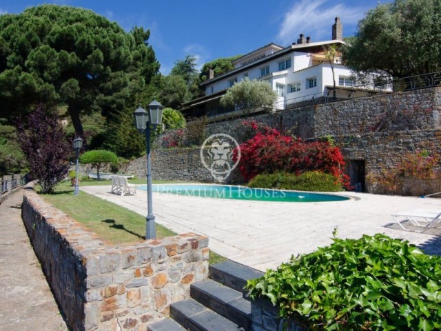 Dos villas en venta con parcela de 8.134 m2 y vistas espectaculares en Sant Andreu de Llaveneres