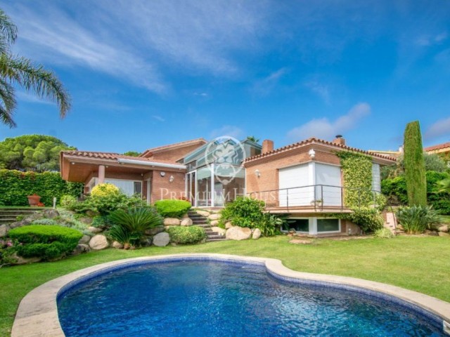 Preciosa casa de lujo en venta con vistas al mar y piscina en Calella