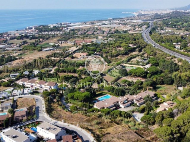 Land for sale with excellent sea views in Sant Vicenç de Montalt