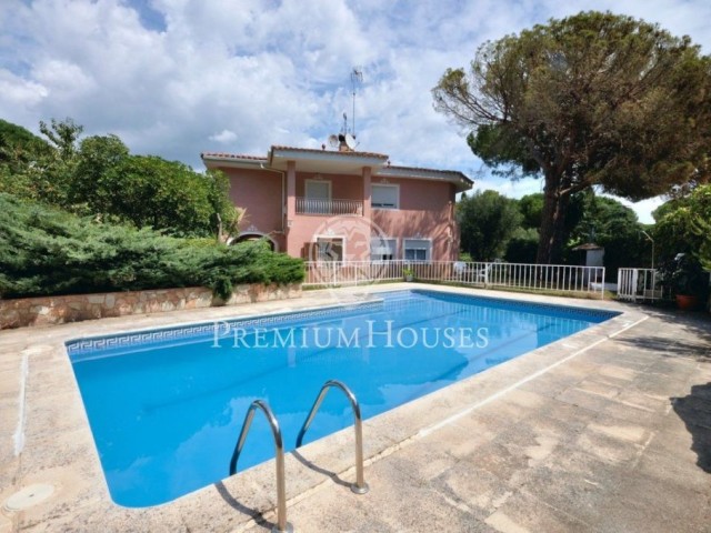 Casa céntrica en venta con terreno y piscina en Sant Andreu de Llavaneres