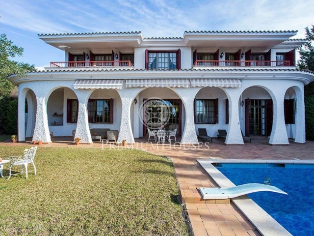 Casa en venta con jardín y piscina en Alella zona de Can Teixidó