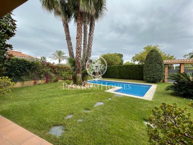 Casa unifamiliar en venta con vistas, piscina y jardín en Sant Pol de Mar