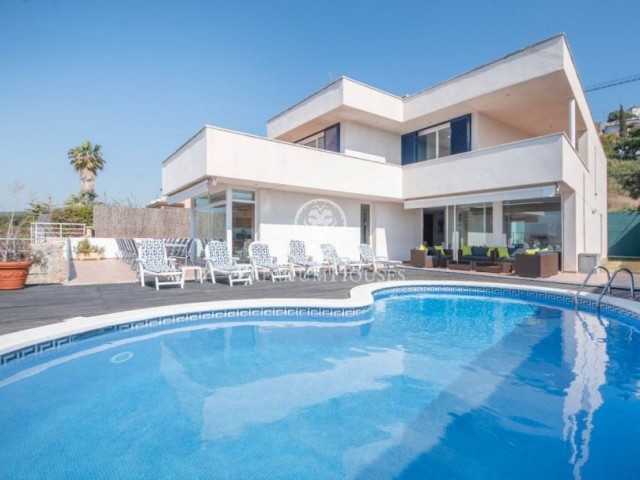 Casa independiente con vistas al mar y piscina en Levantina