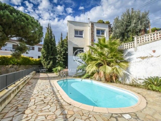 Casa en venta con piscina, vistas al mar y a la montaña en Sant Cebrià de Vallalta