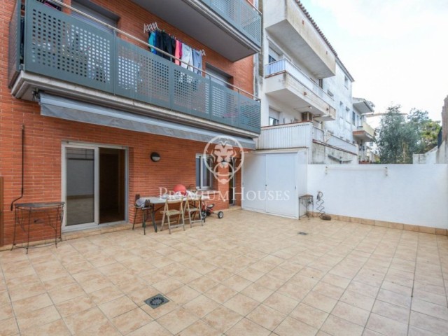 Piso en venta con terraza y plaza de aparcamiento en Canet de Mar