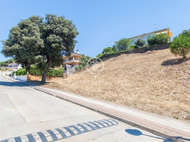 Sunny plot for sale with sea and mountain views in Calella