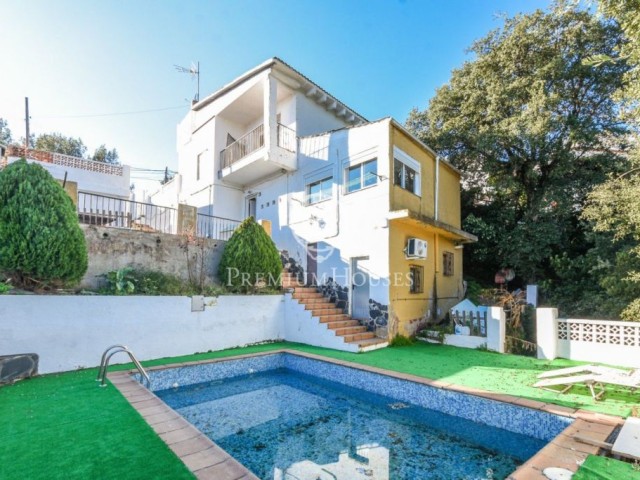 Renovated house for sale with swimming pool and views in Sant Cebrià de Vallalta