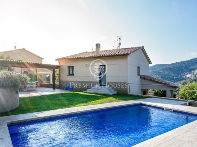 House for sale with swimming pool and mountain views in Lloret de Mar