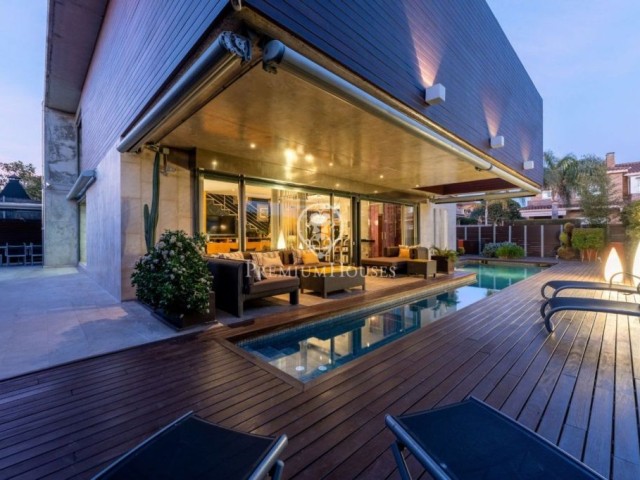 Продается дом с великолепным архитектурным дизайном и бассейном в Вилафортуни, Камбрильс