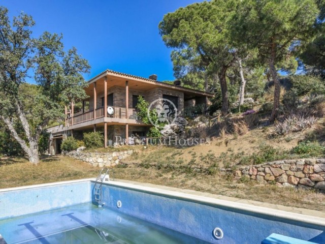 House for sale in the middle of the mountains with swimming pool and sea views in Cabrera de Mar