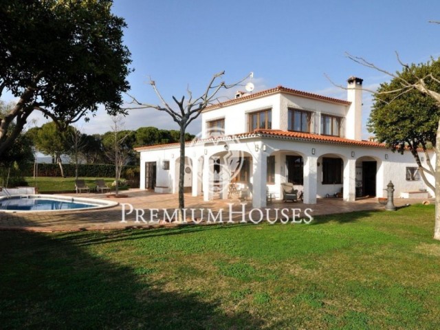 House surrounded by nature with excellent views for rent in Blanes
