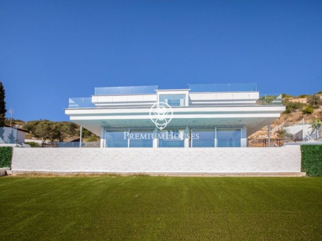 Magnífica vila de modern disseny amb vistes al mar i piscina a la venda a Sitges