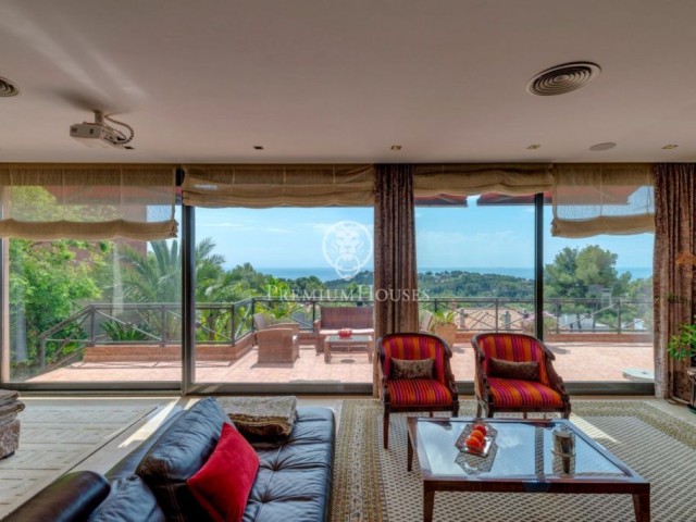 Gran casa con piscina, jardín y magníficas vistas panorámica al mar a la venta en Montemar Alto