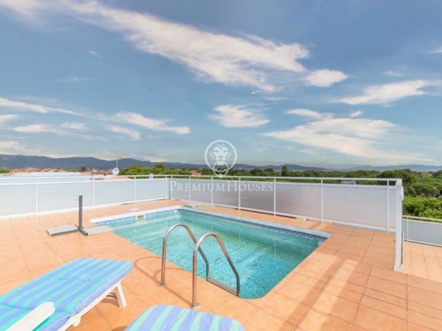 Bright penthouse with a large terrace and private pool for sale in Gavà Mar