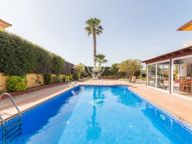 House for sale with garden and pool near the center of Lloret de Mar