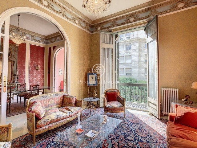 Exclusive flat in a regal building in the centre of Barcelona.