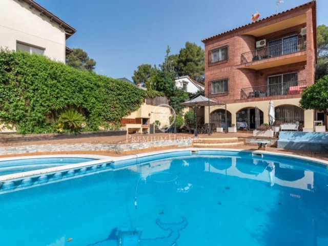 Exclusiva casa amb piscina i jardí en Montemar