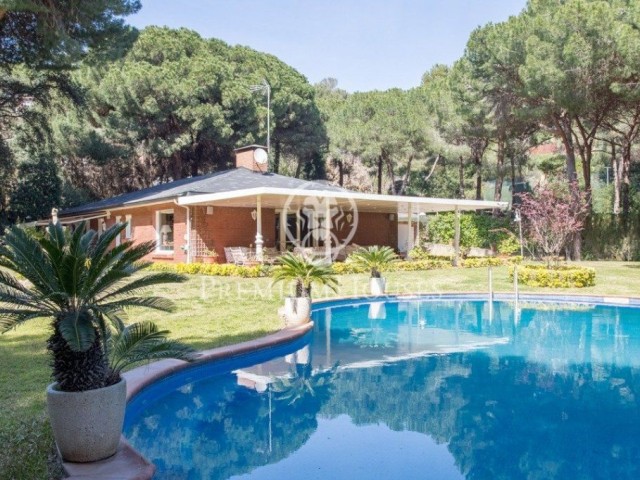 Villa mediterránea compuesta por cuatro viviendas en jardín de 1 hectárea