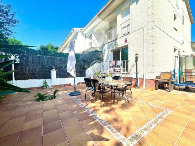 Casa adossada en venda amb terrassa de 80 m², primera línia de mar a Santa Susanna