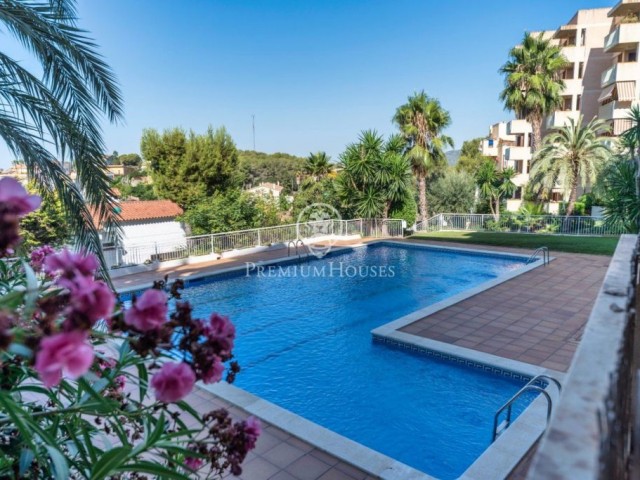 Magnífic pis amb terrassa i piscina comunitària a Vallpineda