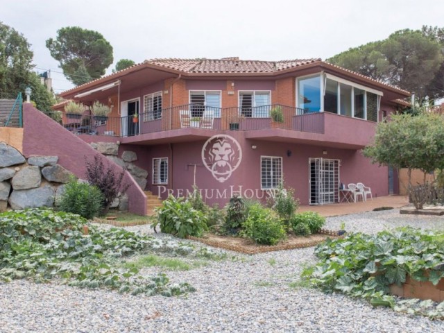 Casa en venta con maravillosas vistas a las montañas y con piscina en Sant Cebrià de Vallalta