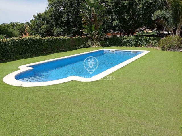 Casa adossada en venda amb piscina a Canet de Mar
