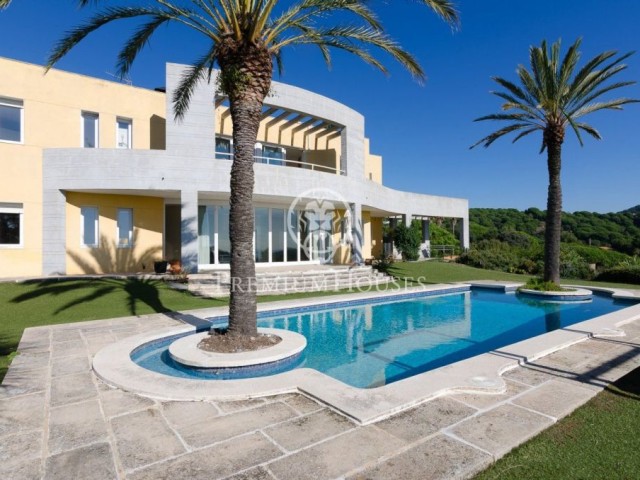 Espectacular casa en venta con piscina e impresionantes vistas al mar en Alella