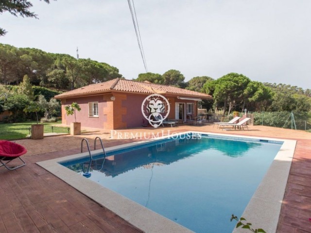 Casa de lloguer amb meravelloses vistes a les muntanyes i amb piscina a Sant Cebrià de Vallalta