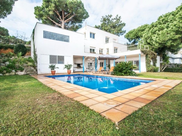 Casa con piscina en venta, con vistas al mar y a la montaña en Blanes