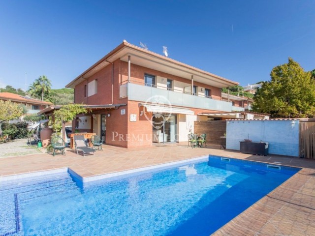 Casa adosada en venta con piscina en Sant Pol de Mar