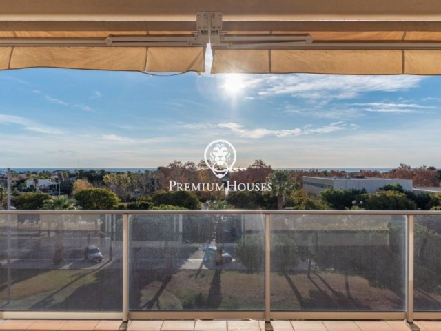 Luminoso apartamento con vistas panorámicas al mar a la venta en Can Pei