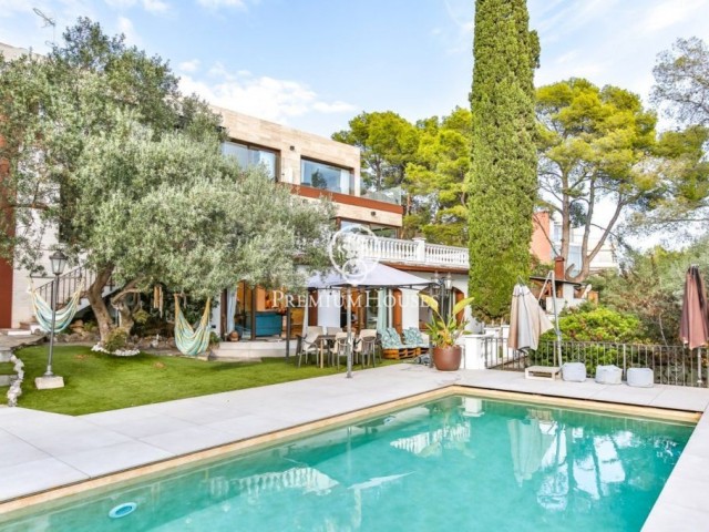 Magnifica casa con gran jardín y vistas panorámicas al mar a la venta en Montemar, Castelldefels