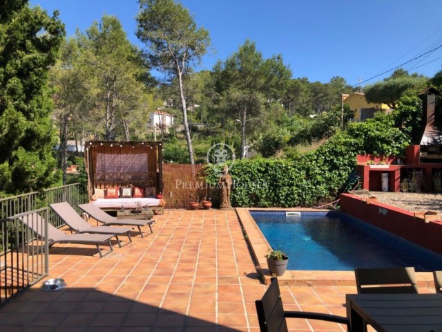 Casa amb piscina i vistes de la muntanya en Mas Mestre