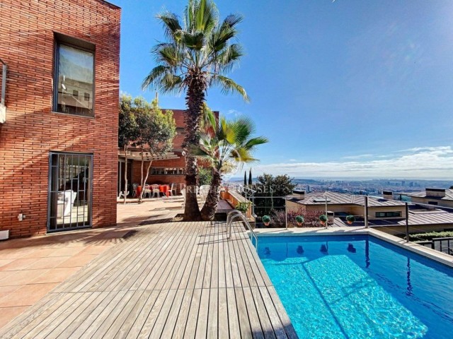 Magnicifent houses for sale in Barcelona with amazing view to the city and the sea