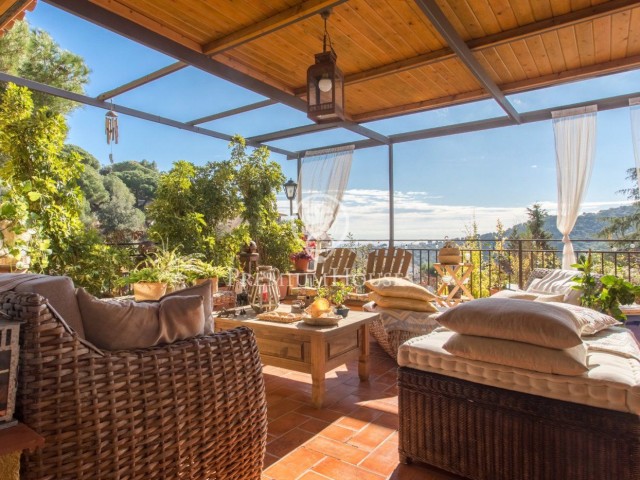 Casa en venta en Alella con amplias vistas al mar y a la montaña