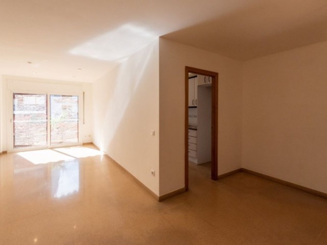 Flat for sale in the Via Europa area with car park in Mataró.