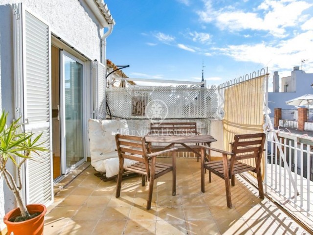 Àtic lluminós amb gran terrassa en el centre de Sitges