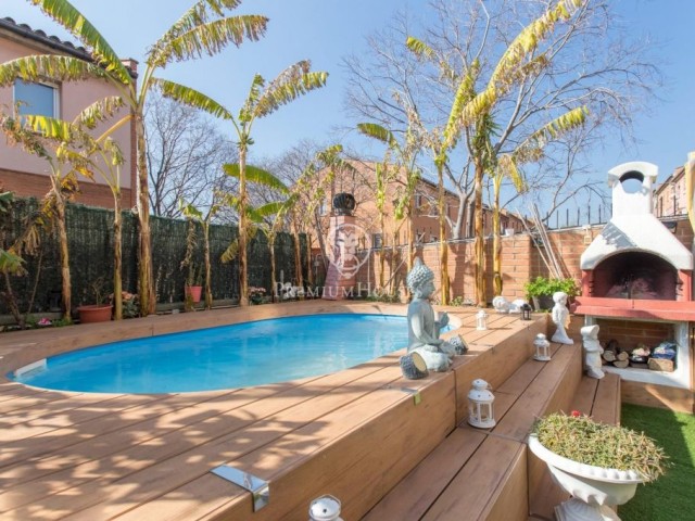 Casa amb piscina en venda a Badalona