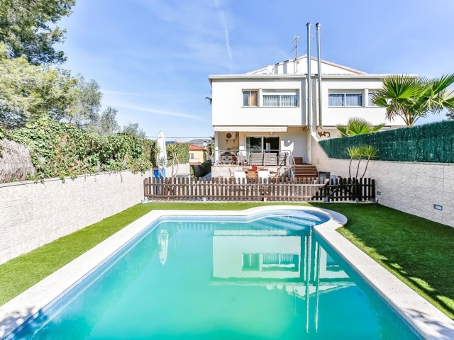 Semi-detached House with Swimming Pool in Mas D