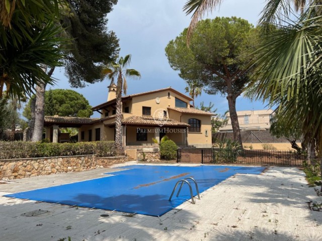 Espectacular chalet con gran jardín y piscina, a la venta en Roda de Barà