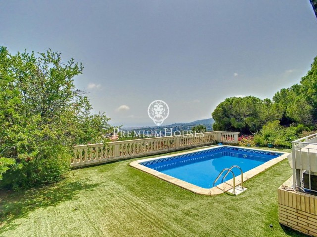 Casa en venta con piscina en Cabrils