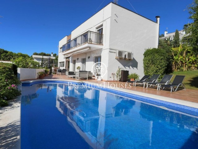 Casa a la venta con vistas al mar y piscina en Vallpineda