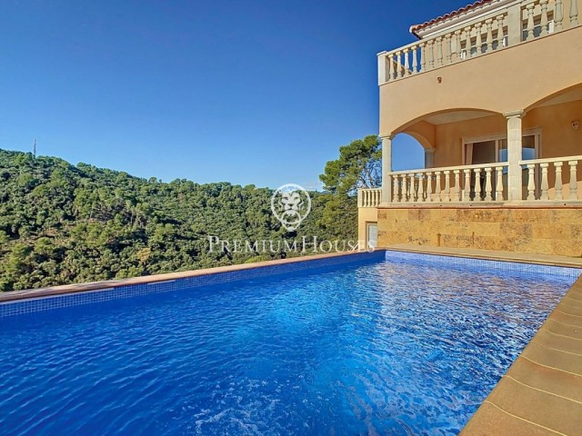 Casa amb piscina i vistes panoràmiques a la mar en venda a Santa Susanna