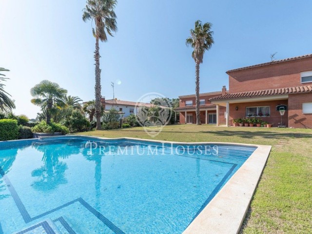 Spectacular stand alone house with pool for sale in Vilanova i la Geltrú
