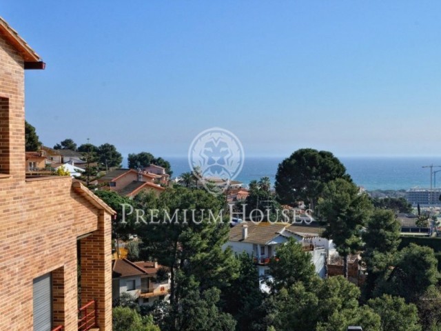 Modern house in Santa Susanna with apartment and panoramic sea views.