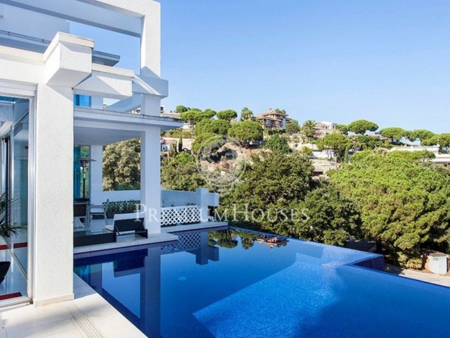 Casa en venda a Alella amb piscina desbordant!